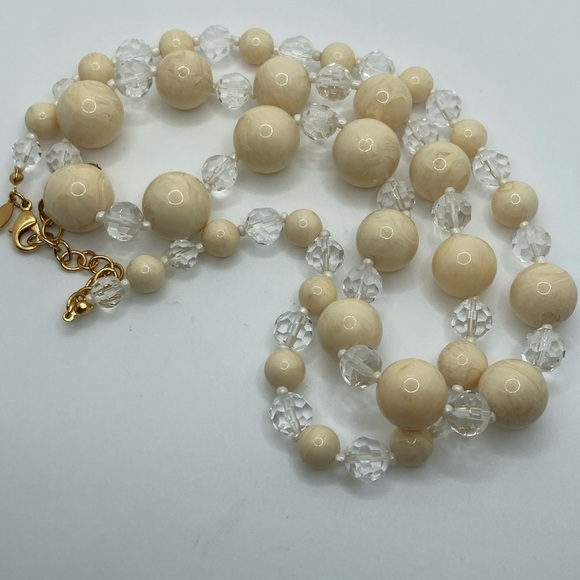 Vtg Joan Rivers Beige Swirl Lucite Clear Acrylic Beaded Necklace 33” + 3” Ext. - Picture 2 of 7
